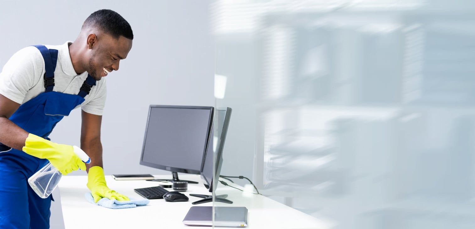 Nettoyage d'un poste de travail dans des bureaux