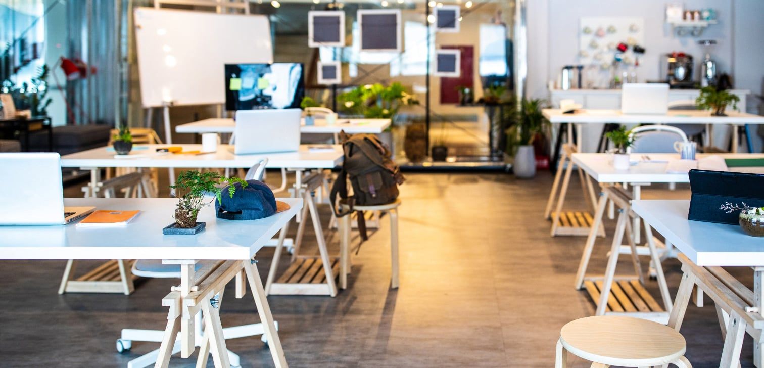 Espace de coworking avec postes partagés