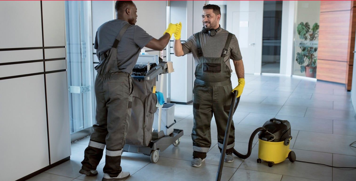 Agents d'entretien en intervention sur un site industriel