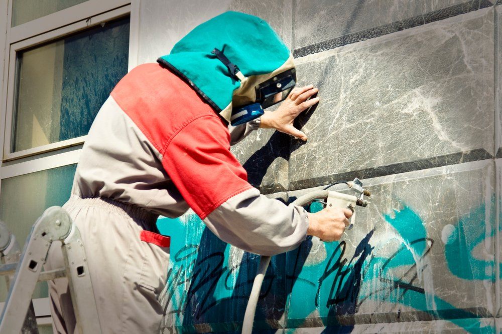Retrait de graffitis sur une façade
